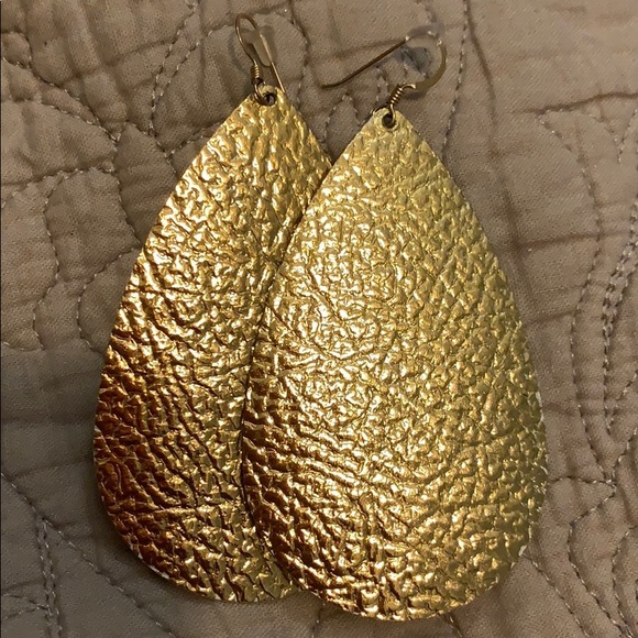 Nickel and Suede gold hammered leather earrings - Picture 2 of 2